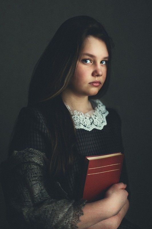 девочка, окно ,книга ,свет   фото превью