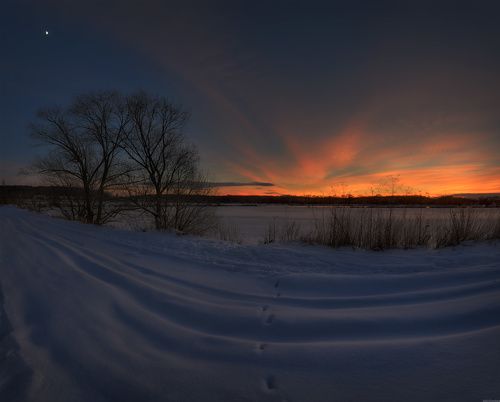 / В зимний вечер под Луной... /