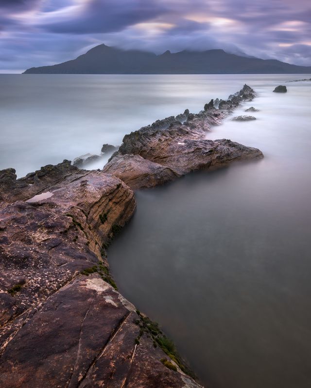 bay, beach, beautiful, blue, cliff, clouds, coast, coastal, dusk, eigg, europe, evening, golden, highlands, island, isle, kingdom, landscape, lochaber, nature, ocean, overcast, pebbles, rain, rainy, rhum, rock, rocky, rum, scenic, scotland, scottish, sea, Rocky Beach in the Evening, Isle of Eigg, Scotland, United Kingdom фото превью
