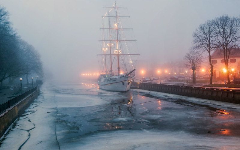 cityscape,ship,river,winter,ice,foggy Town in the mist фото превью