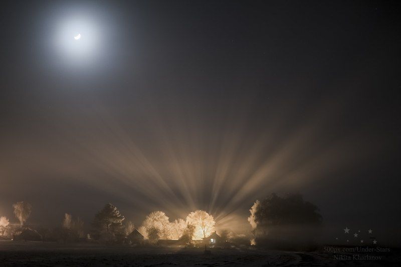 мороз, зима, туман, вечер, ночь, луна, лучи света, село, деревня, лучи, зимний вечер Зимняя сказка фото превью