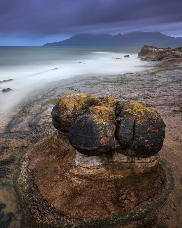 bay, beach, beautiful, blue, cliff, clouds, coast, coastal, dusk, eigg, europe, evening, golden, highlands, island, isle, kingdom, landscape, lochaber, nature, ocean, overcast, pebbles, rain, rainy, rhum, rock, rocky, rum, scenic, scotland, scottish, sea, Rocky Beach in the Evening, Isle of Eigg, Scotland, United Kingdom фото превью