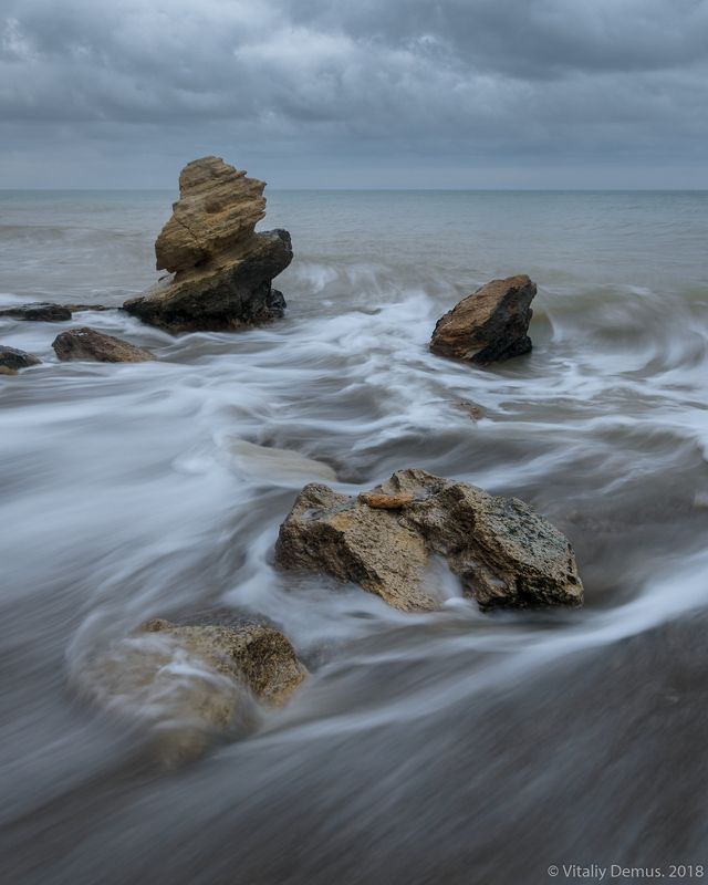 море, черное море, побережье, шторм, длинная выдержка, волны, камни, скалы, небо, пасмурная погода, суровый Морская симфония фото превью