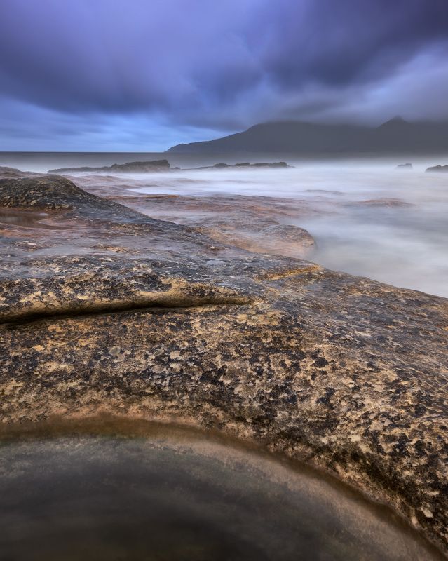bay, beach, beautiful, blue, cliff, clouds, coast, coastal, dawn, eigg, europe, golden, highlands, island, isle, kingdom, landscape, lochaber, morning, nature, ocean, overcast, pebbles, rain, rainy, rhum, rock, rocky, rum, scenic, scotland, scottish, sea, Rocky Beach in the Morning, Isle of Eigg, Scotland, United Kingdom фото превью