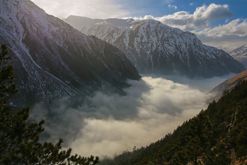 и плотный слой из облаков, накрыл ущелье пеленой... фото превью
