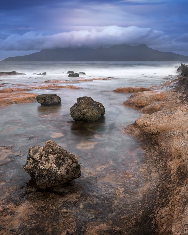 bay, beach, beautiful, blue, cliff, clouds, coast, coastal, dawn, eigg, europe, golden, highlands, island, isle, kingdom, landscape, lochaber, morning, nature, ocean, overcast, pebbles, rain, rainy, rhum, rock, rocky, rum, scenic, scotland, scottish, sea, Rocky Beach in the Morning, Isle of Eigg, Scotland, United Kingdom фото превью