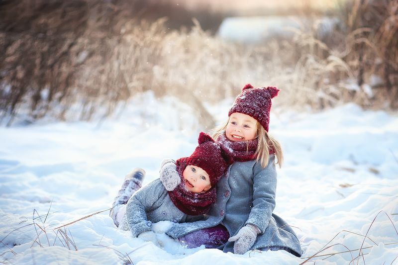 сестры, семья, дети, детство, девочки, улыбка, зима, снег, сугроб, деревня Сестренки фото превью