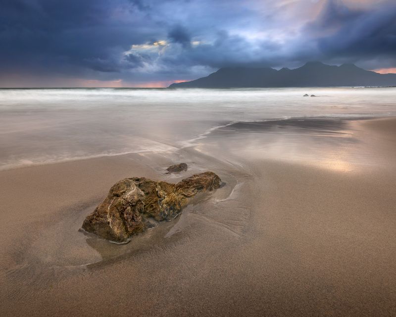 bay, beach, beautiful, blue, clouds, coast, coastal, dusk, eigg, evening, golden, highlands, island, isle, kingdom, landscape, lochaber, mountain, nature, ocean, overcast, patterns, rain, rainy, reflections, rhum, rock, rum, sand, sandy, scenic, scotland, Sandy Beach in the Evening, Isle of Eigg, Scotland, United Kingdom фото превью