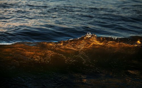 волна в закате.