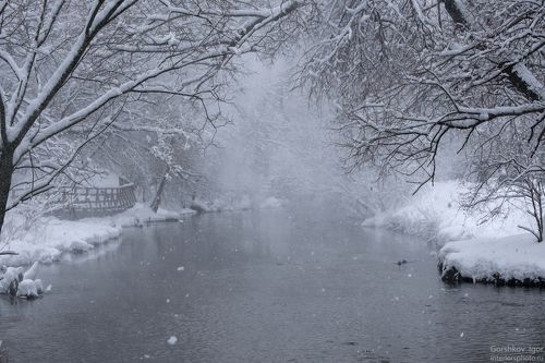 Cнежная пыль над рекой