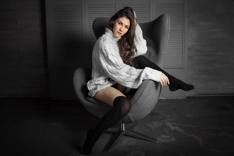 девушка студия волосы улыбка свитер глаза губы красота Светлана фото превью