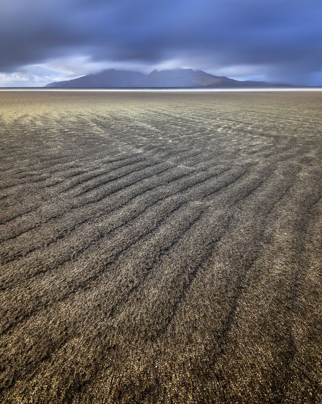 bay, beach, beautiful, blue, britain, clouds, coast, coastal, eigg, europe, golden, highlands, island, isle, kingdom, landscape, lochaber, mountain, nature, ocean, overcast, patterns, peninsula, rain, rainy, rhum, rows, rum, sand, sandy, scenic, scotland, Sandy Beach, Isle of Eigg, Scotland, United Kingdom фото превью