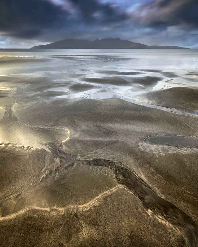 bay, beach, beautiful, blue, clouds, coast, coastal, eigg, europe, golden, highlands, island, isle, kingdom, landscape, lochaber, mountain, nature, ocean, overcast, patterns, peninsula, puddles, rain, rainy, reflections, rhum, rum, sand, sandy, scenic, sc Sandy Beach, Isle of Eigg, Scotland, United Kingdom фото превью