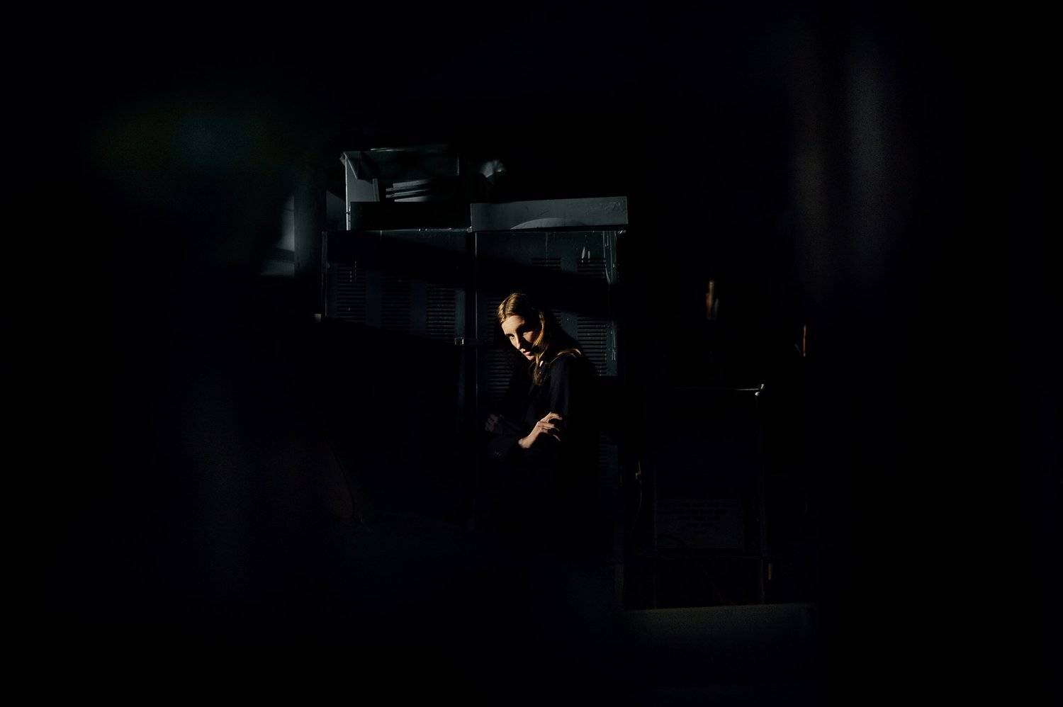 девушка, комната, черный, печаль, Денис Лыткин