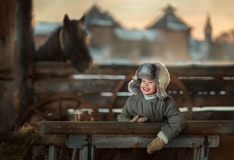 портрет, дарья громова, фотография, фото, фотоарт, фотограф, закат, детский портрет, дети, ребенок, сестры, малыш, девочка, мальчик, детская, фотосессия, фотосъемка, лошадь, шапка В деревне фото превью