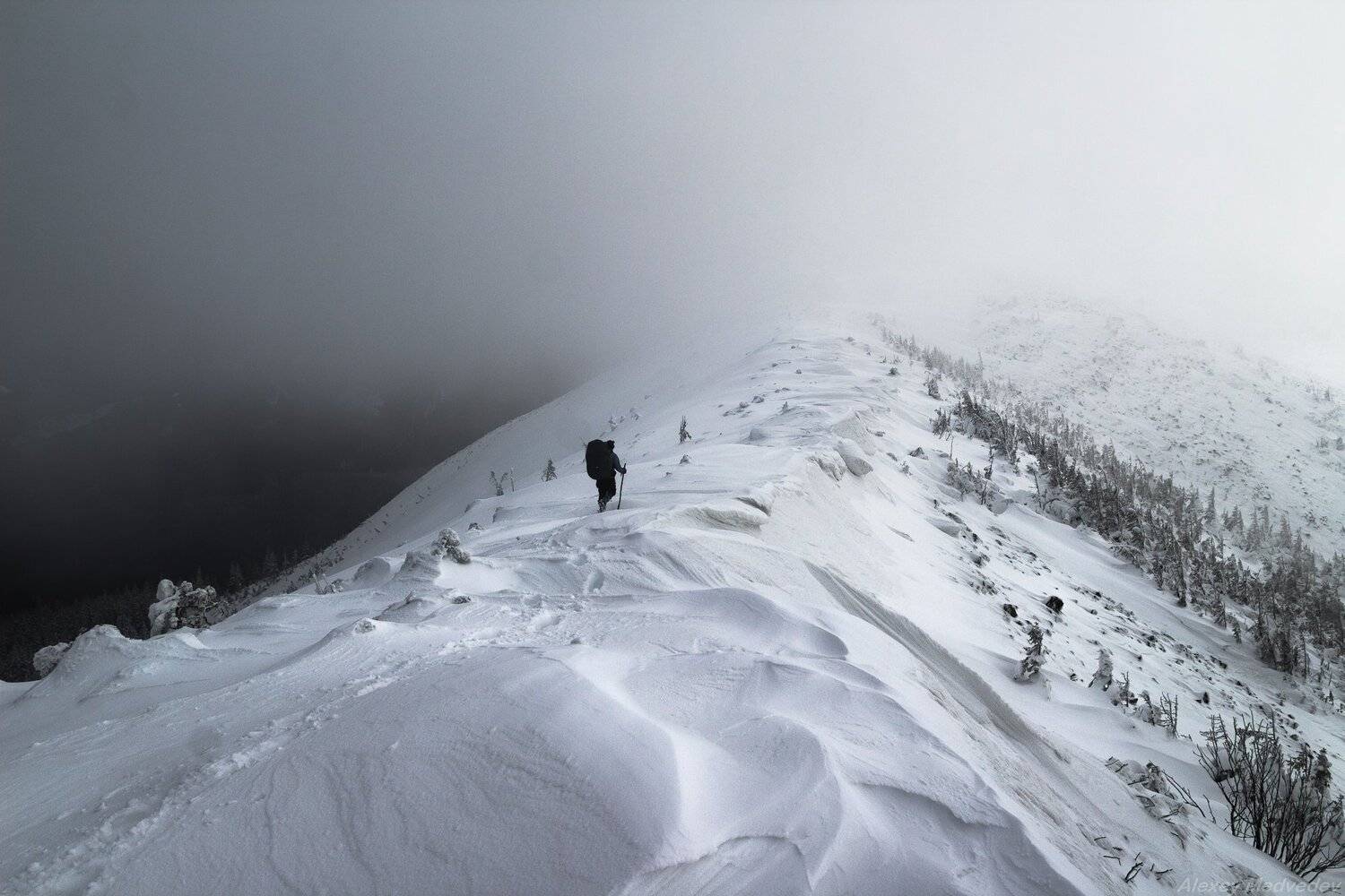 ukraine, man, hiker, carpathians, tourist, alone, mountains, people, один, одиночество, горы, зима, холод, карпаты, сывули, горганы, Алексей Медведев