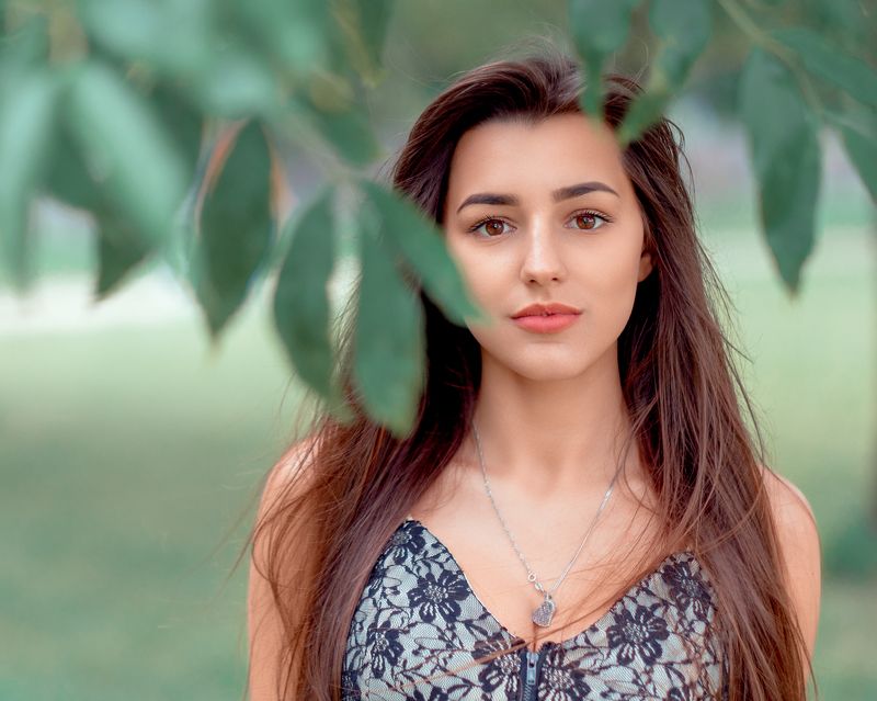 Girl in the park фото превью