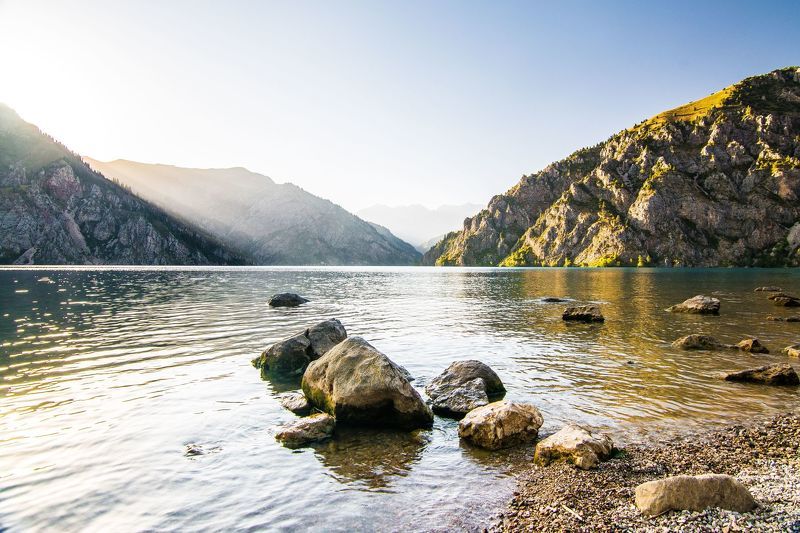 горы, закат, озеро, пейзаж, природа, берег, вечер Сары-Челек, высокогорное озеро фото превью