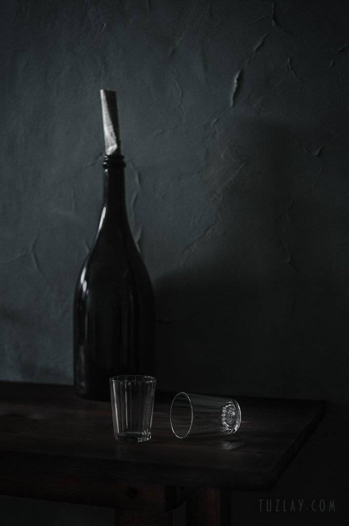 бутыль, граненые стаканчики, стол, Владимир Тузлай