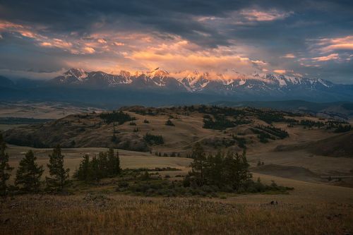 Северо-Чуйский хребет на рассвете / Sundawn at North-Chuya range