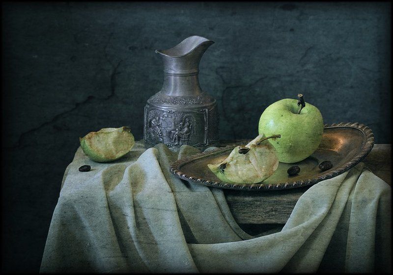 натюрморт, олово, яблоки Яблочный сидр фото превью