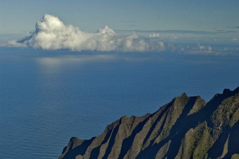 океан, облака, горы, отражение Облака над океаном фото превью