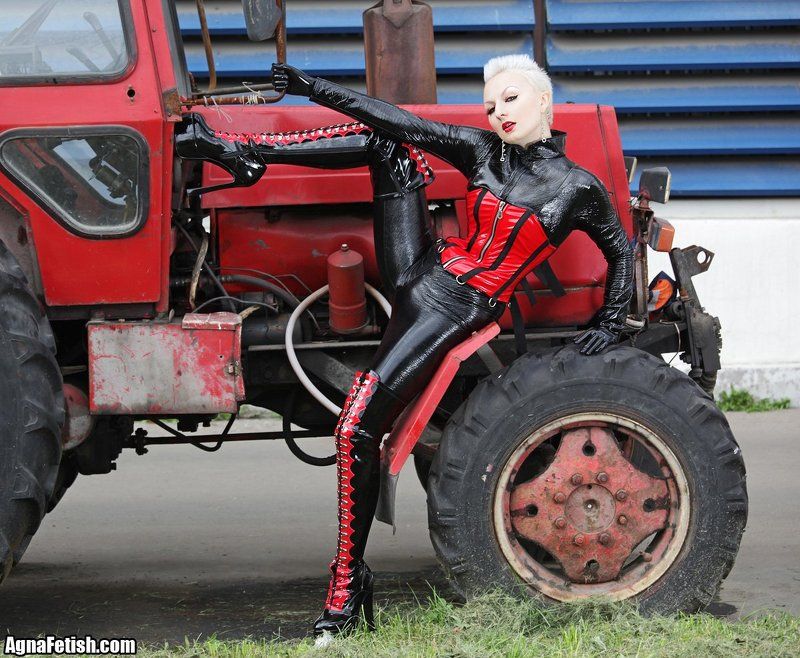 агна деви, трактор, корсет, подземный переход, комбинезон, фетиш, винил, пвх Спонтанное) фото превью