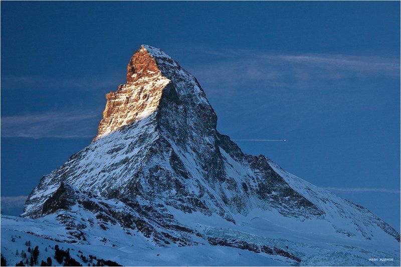 горы, альпы, церматт, самолет, маттерхорн, 4478м Про большой пассажирский самолет с лыжниками пролетающий рядом с Маттерхорном фото превью