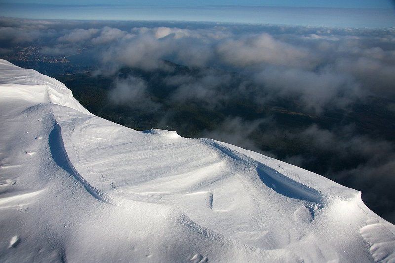 снег, горы, облака, зима Прогулка выше облаков фото превью