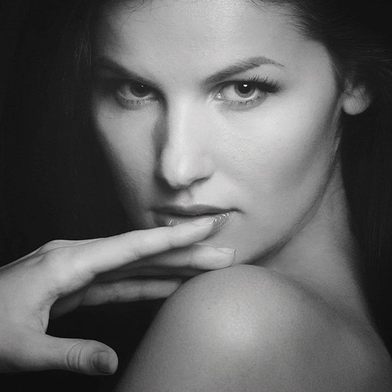 девушка, чб, студия, рука, взгляд, глаза, портрет, vladimirvolkhonsky