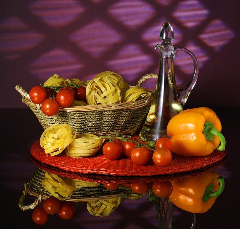 натюрморт, корзинка, макароны, спагетти, помидоры черри, масло, перец, чеснок, свет, отражение *** фото превью