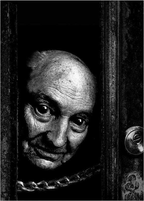 Человек за цепочкой фото превью