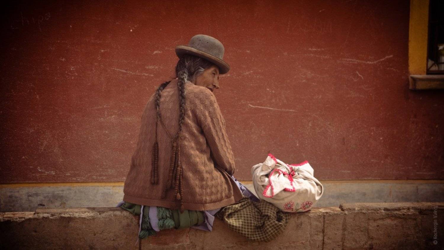bolivia, woman, америка, боливия, женщина, красное, латинская америка, местное население, портрет, поселок, пустыня, стена, сумка, тетя, этнос, южная америка, Валерий Кочергин