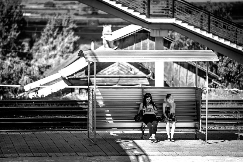 #photobydmitrygorkovets #streetphoto #blackandwhite #girls Girls and phones II.  фото превью