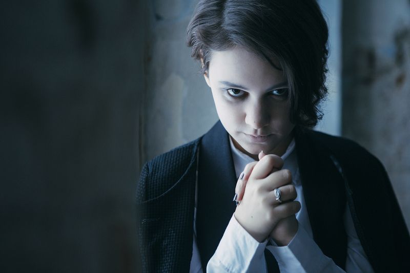 #постановочнаяфотография#арт#потсановка#портрет Подростковый возраст славится буйным поведением,протестным характером. Я знаю,сама такая была!  И был период,когда хотелось убежать, бросить школу,порвать всех и всё...ну или сжечь ￼ фото превью