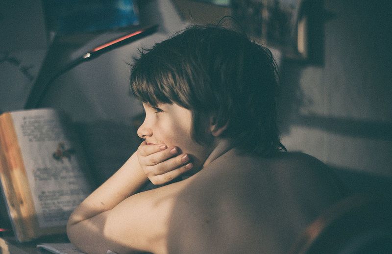 школа, мальчик, уроки, учебник Невозможно делать домашку, когда на улице солнце фото превью