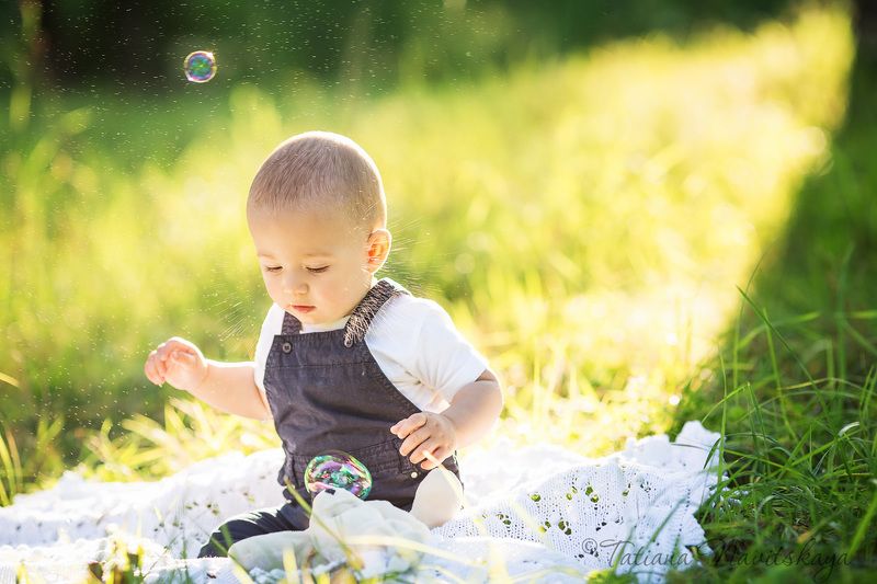 мама, ребенок, сын, мальчик, забота, мамина любовь, счастье, вместе, лето, солнце, ветки, трава  фото превью