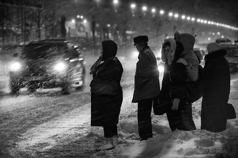 метель, снегопад, зима, дорога,  дети, вечер, женщины, перекрёсток, снег, машина, фары, очередь, ожидание Опять, метель...и мается былое в темноте... фото превью