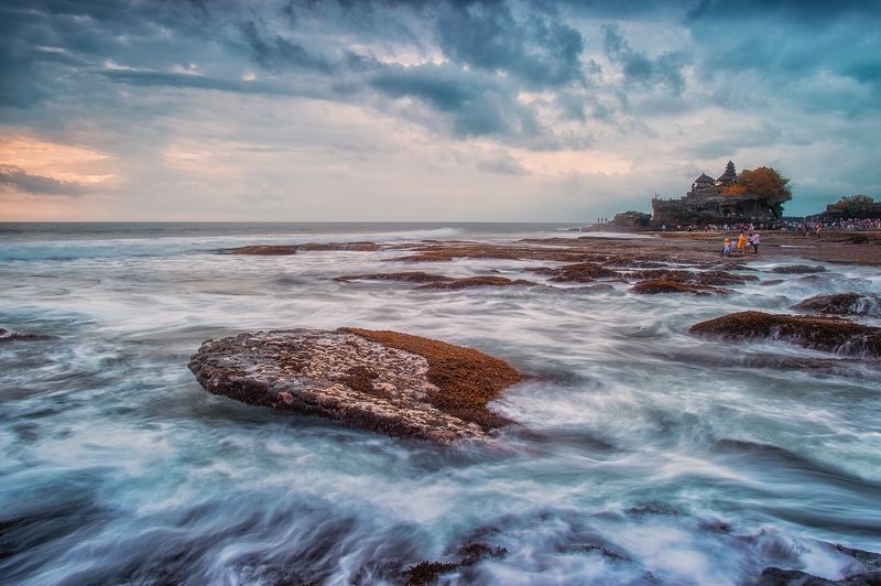 у храма Танах Лот... фото превью