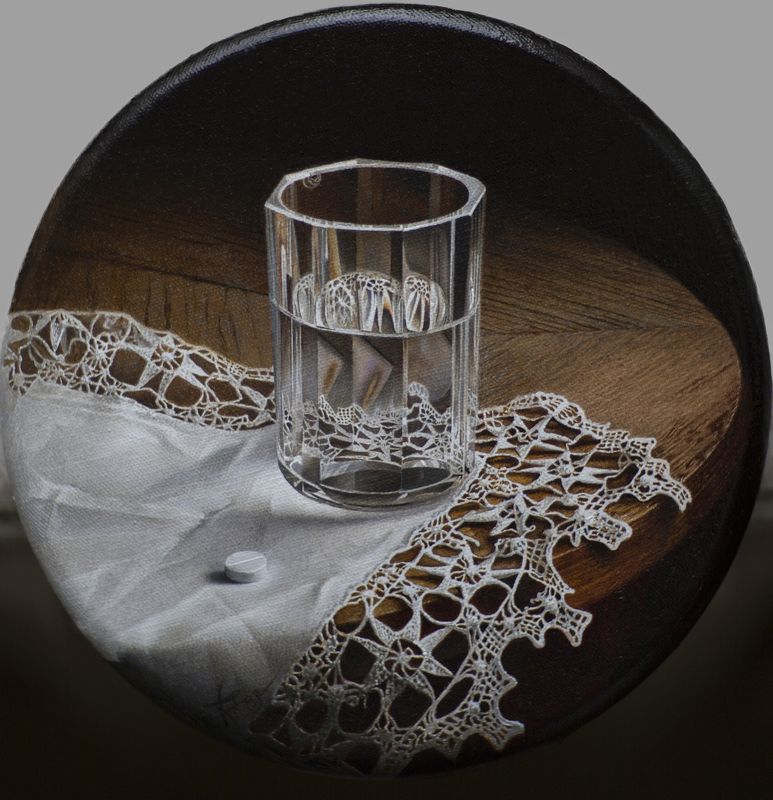 таблетка, стакан воды, натюрморт. Таблетка фото превью