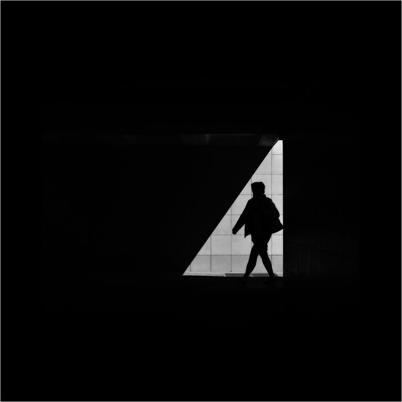 Abstract city and his b&w habitants фото превью