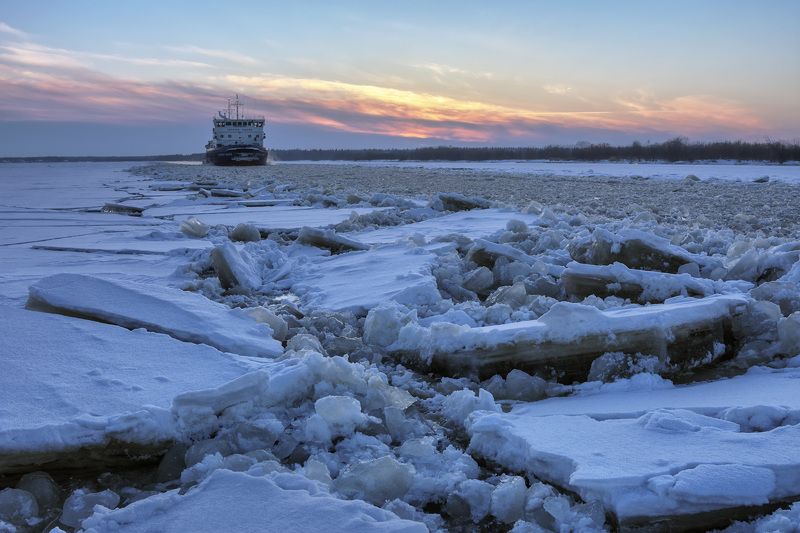 закат зима река северная_двина лед снег навигация теплоход На реке навигация фото превью