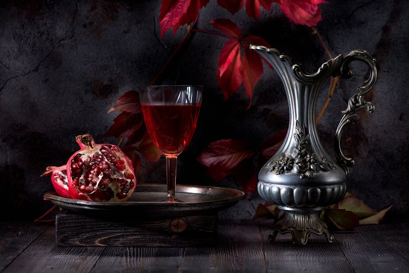 Осенний натюрморт с вином с гранатом фото превью