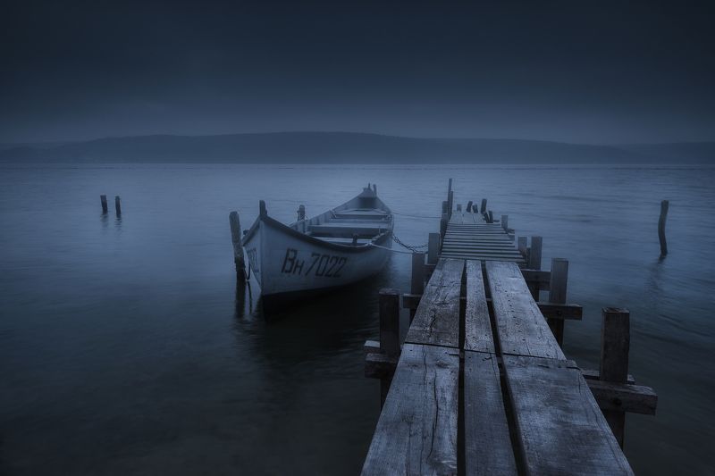 Foggy lake фото превью
