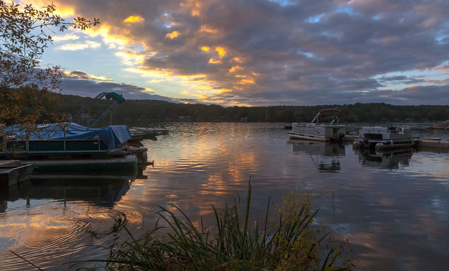 пейзаж,природа,закат,озеро,осень,вода,небо,отражения,облака,лодки,, Антонина Яновска