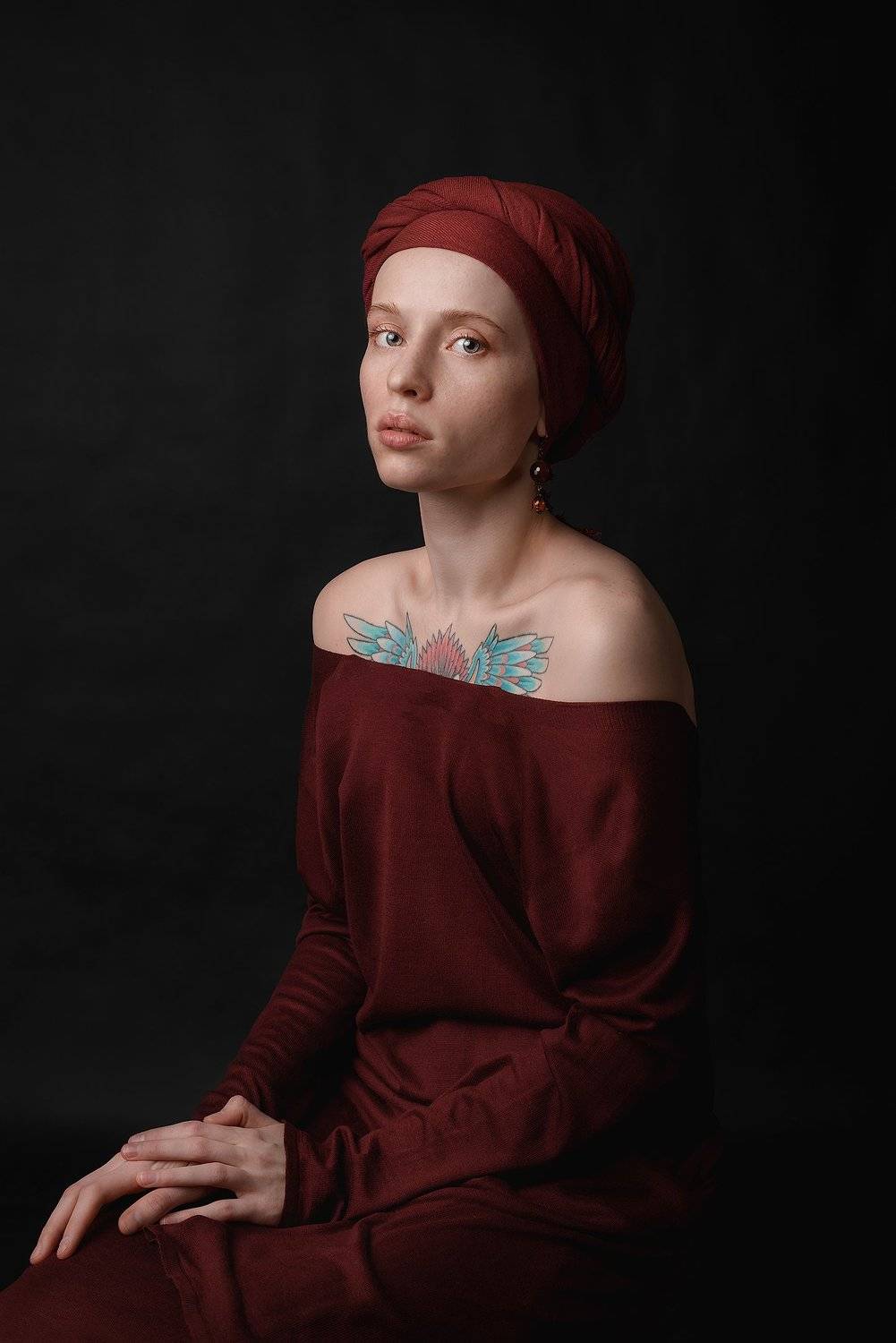 portrait,emotional,emotion,red,ginger,freckles,blue eyes,female,beautiful,tattooed,young,sexy,красивая,девушка,тату,грудь,плечи,чалма,красный,эмоции,эмоциональный,портрет,студийный свет,профото,сидит,чёрный фон,студия, Fiyah Макс