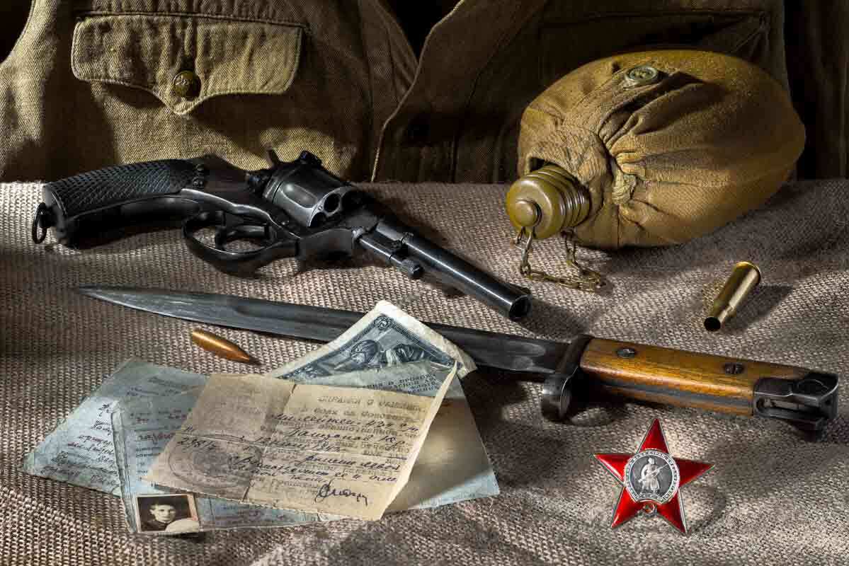 вов, война, ранение, наган, фляга, справка о ранении, гимнастёрка, штык-нож свт, орден красной звезды, гильза, винтовочная пуля, банкнота 1939 года, Tom Fincher