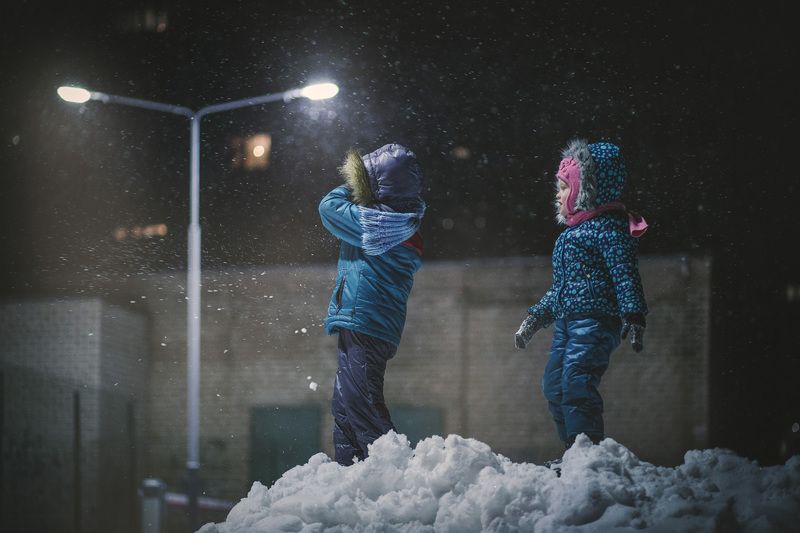 детская фотография, семейная фотография  На санках в снегопад фото превью