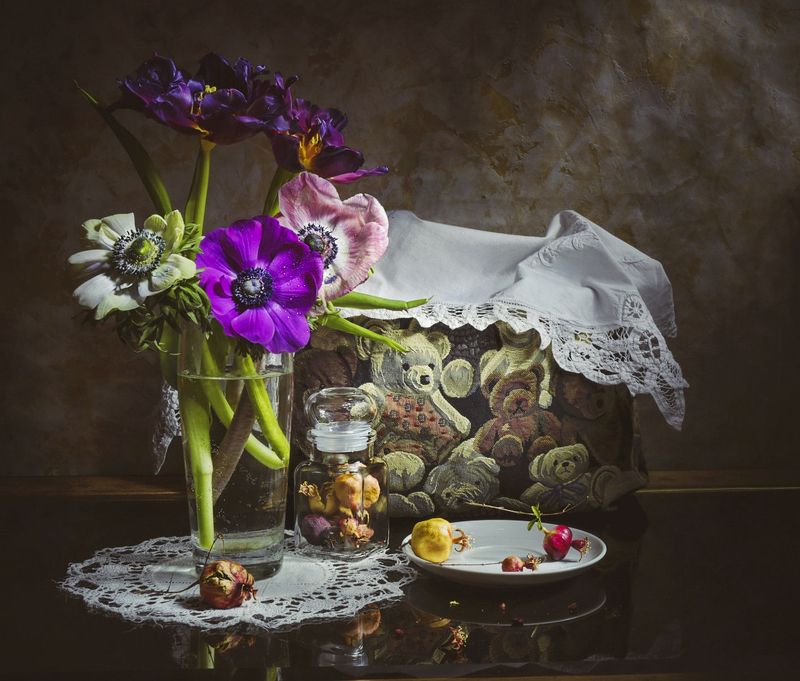 анемоны,гранат,мишки,натюрморт Натюрморт с анемонами и гранатом.. фото превью