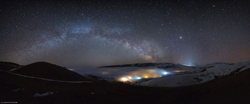 Панорама Млечного Пути на небе уходящей зимы фото превью